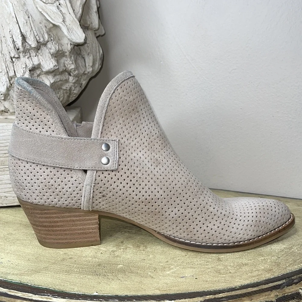 Dolce Vita Simon Perforated Suede Taupe Ankle Boots Womens Size 7 1/2